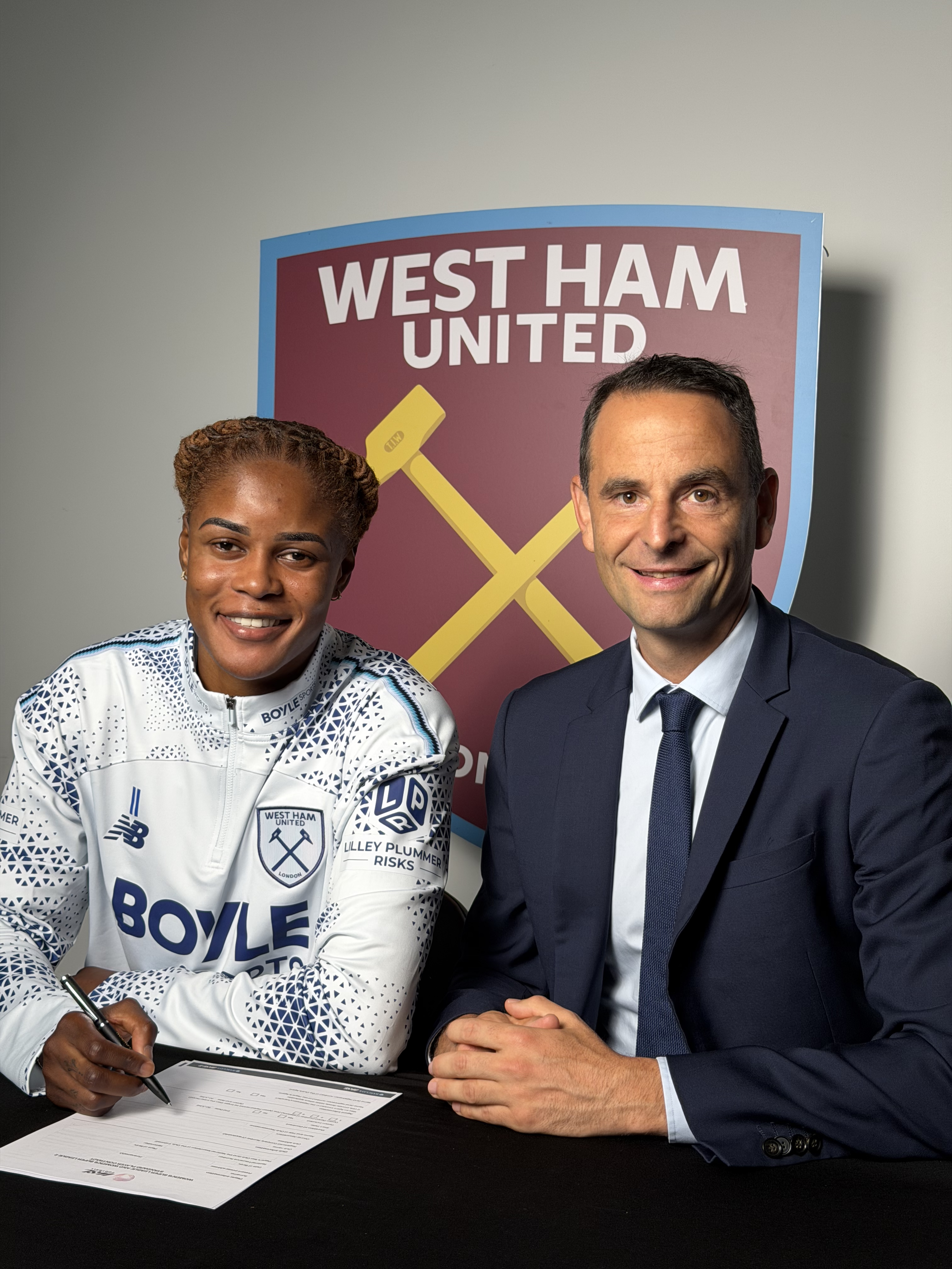 Kelly%20Signing%20west%20ham%20avec%20greg