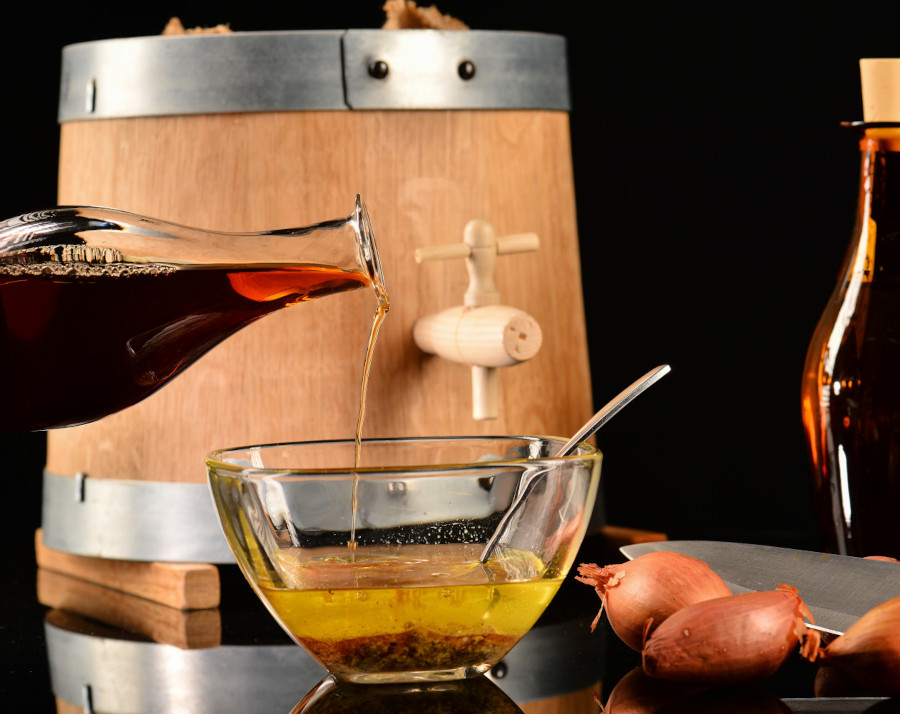 Préparation d’une vinaigrette avec du vinaigre maison