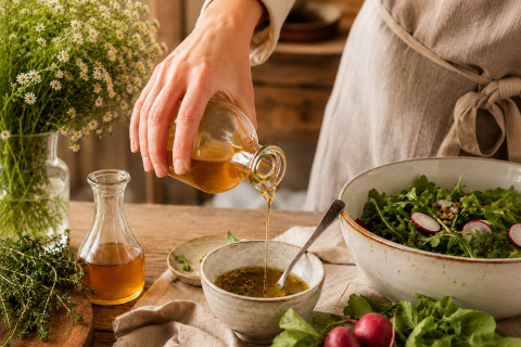 Préparation d’une vinaigrette maison avec du vinaigre