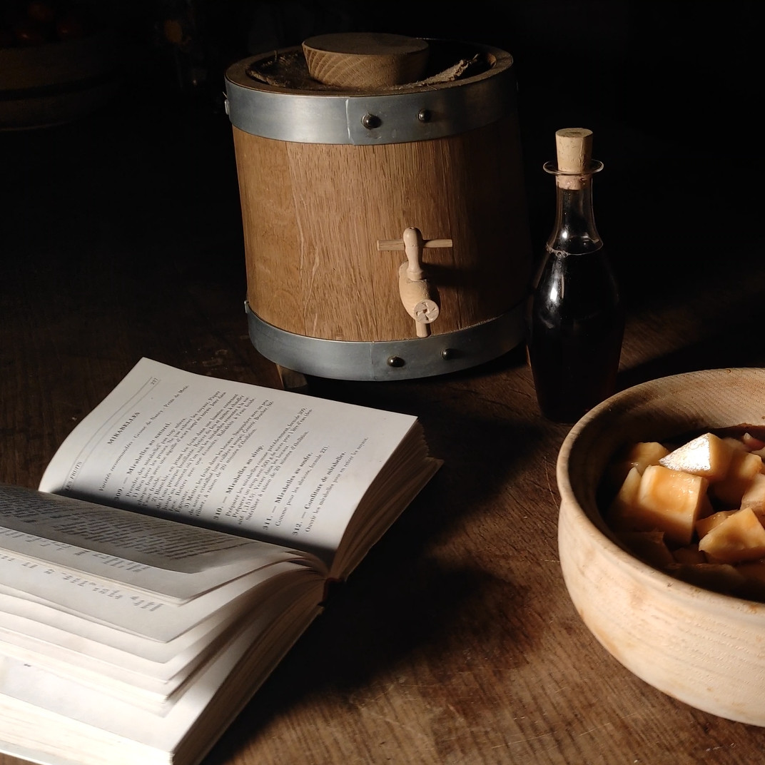 Vinaigrier en bois avec carnet de suivi et bouteille de vinaigre