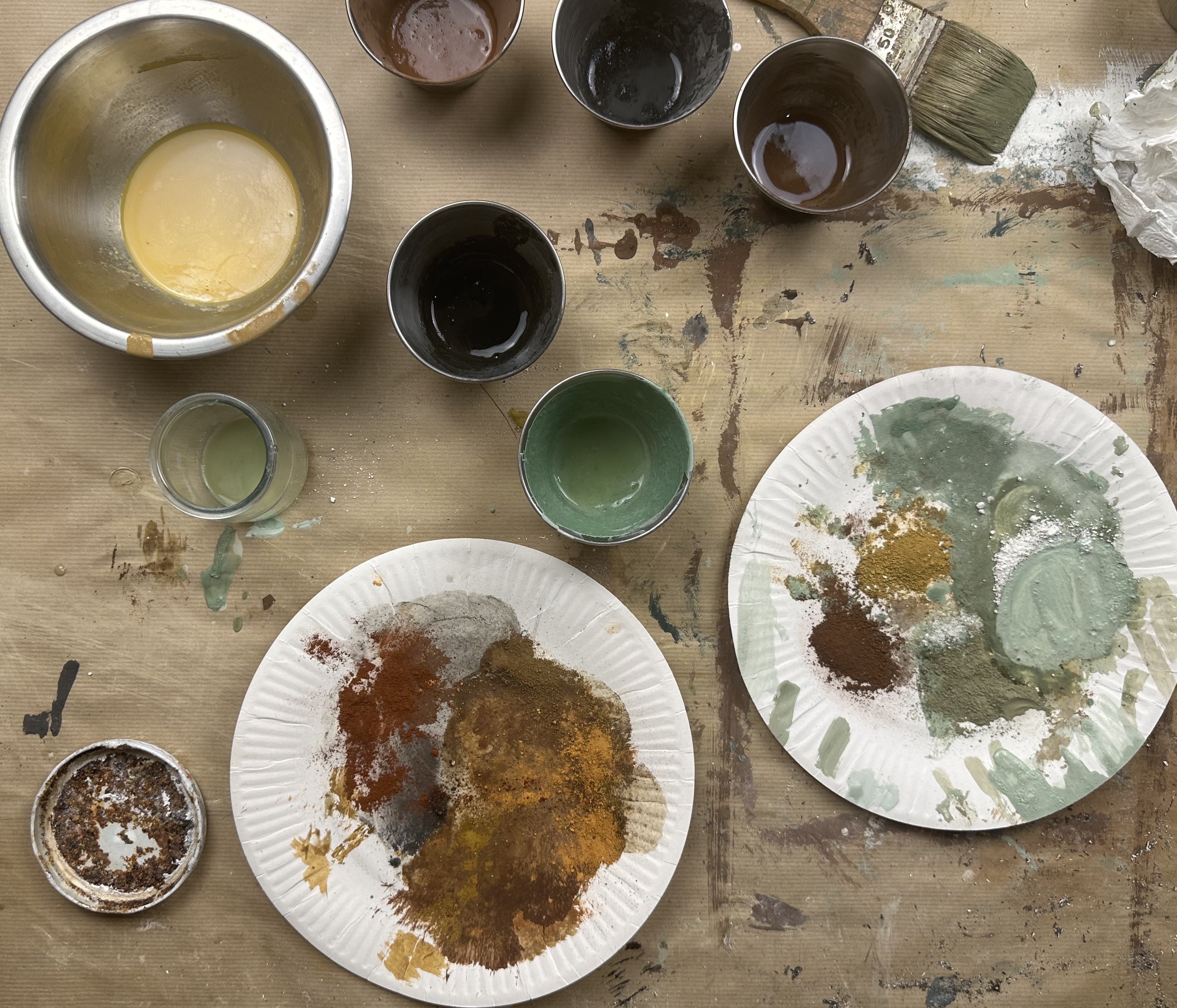 Pigments naturels et préparations de peinture dans l’atelier d’Élise Orrier