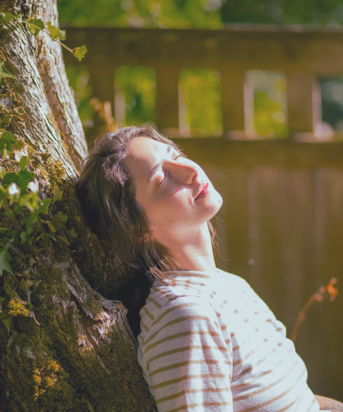 Femme apaisée et libérée après un accompagnement en Logosynthèse® à Mérignac et en ligne