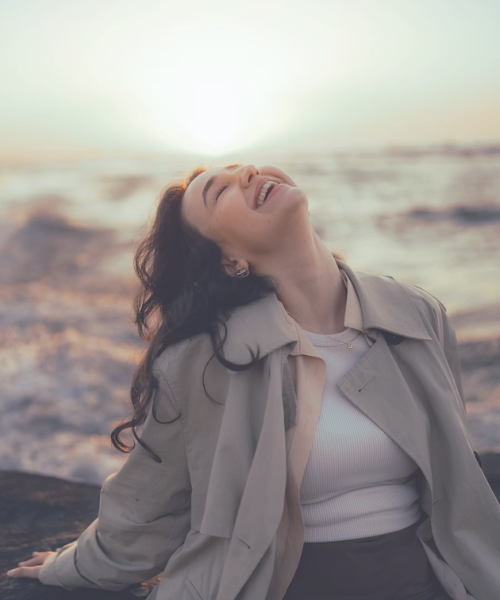 Femme apaisée et libérée après un accompagnement en Logosynthèse® à Mérignac et en ligne