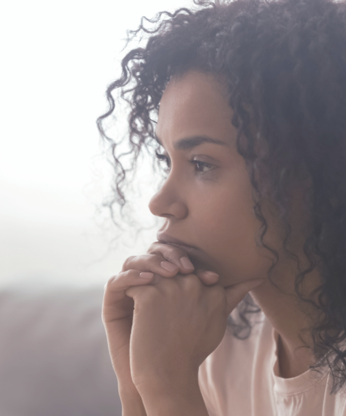 Femme ressentant stress et anxiété avant un accompagnement en Logosynthèse® ou en hypnose