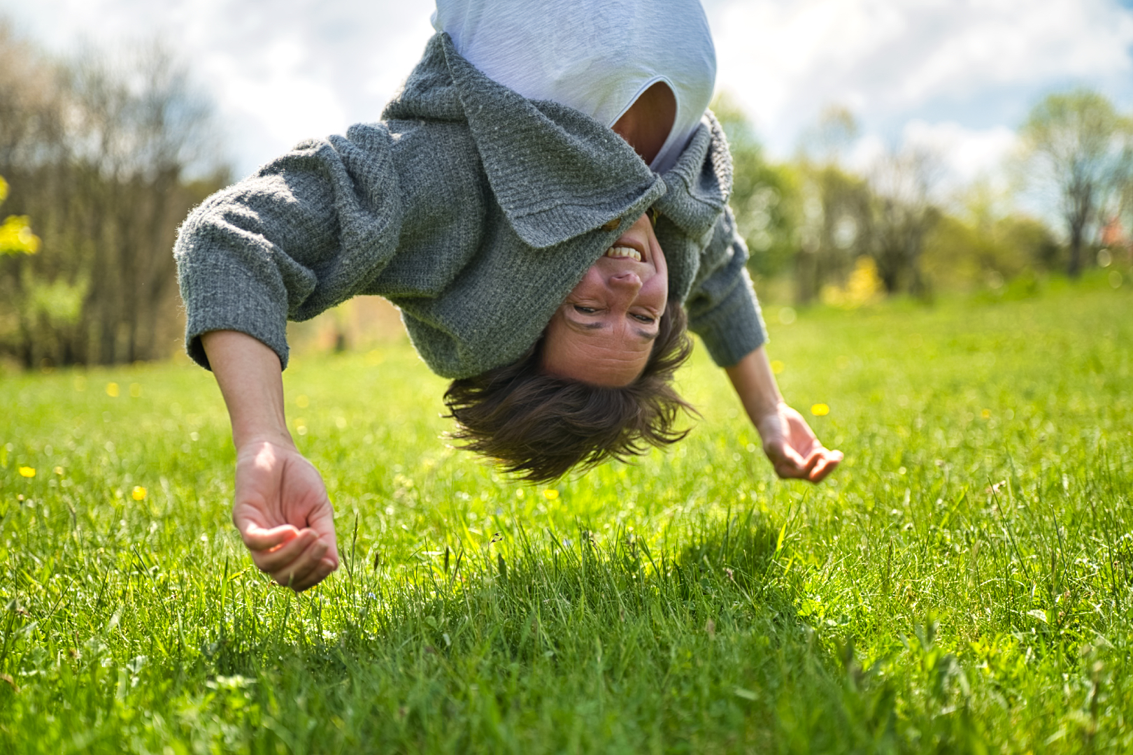 Sylvie, la tête à l’envers dans l’herbe