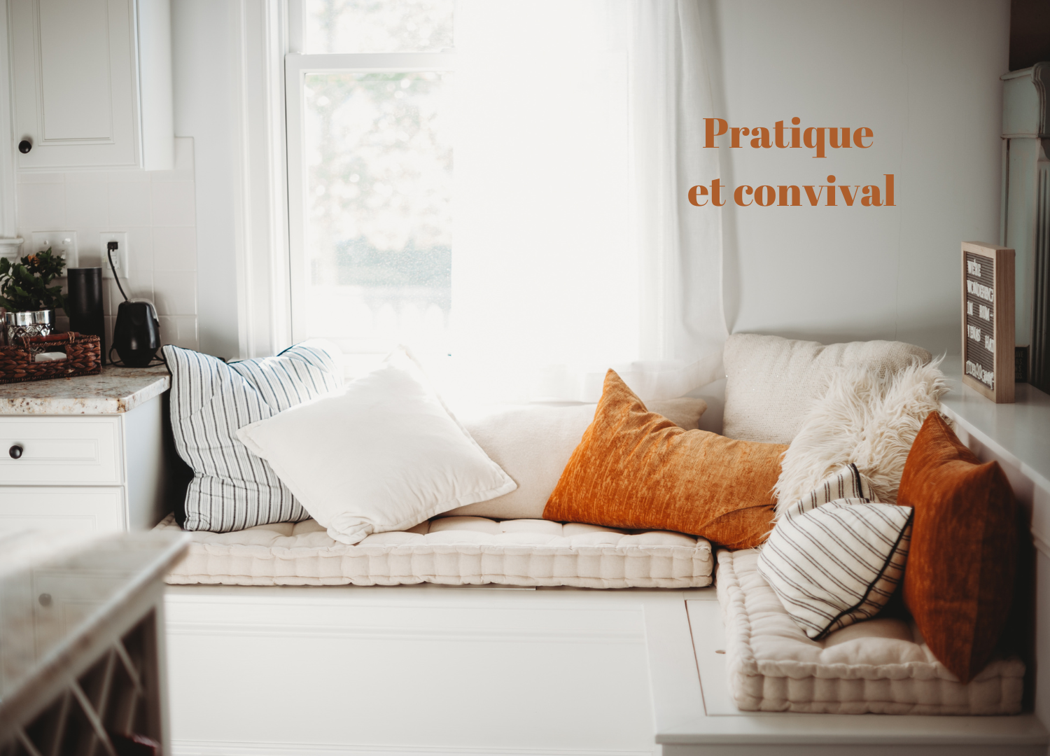 une banquette de fenêtre pratique avec plusieurs fonctions autour de la table de repas