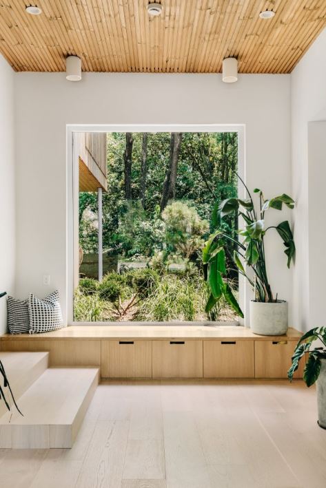une banquette de fenêtre minimaliste et épurée dans l'entrée pour un rendu très chic