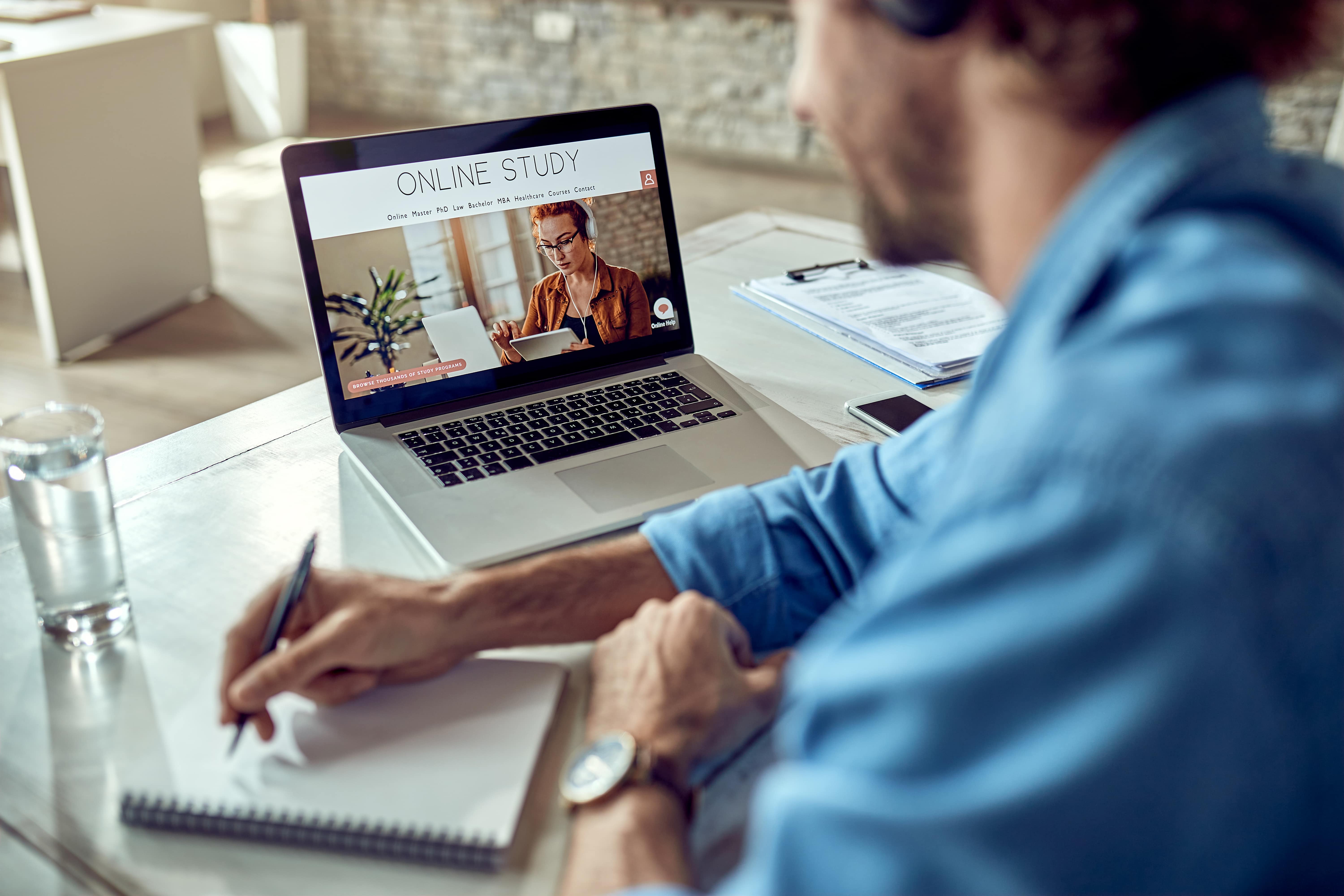 homme-corporate-suivant-une-formation-en-ligne-min homme-corporate-suivant-une-formation-en-ligne-min