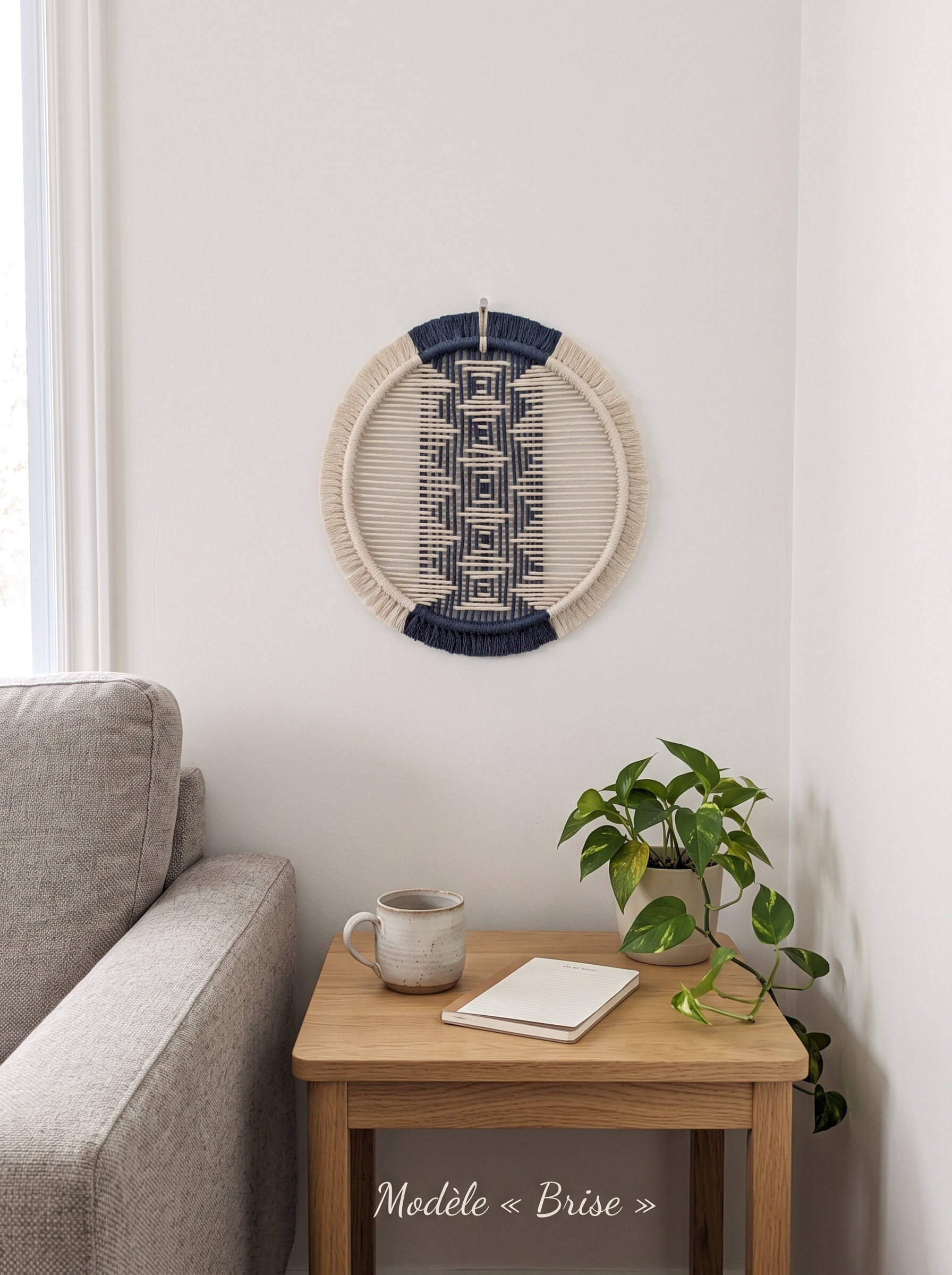 Tissage mural sur anneau en macramé Brise coloris naturel et bleu mer 10,5 pouces - Sandrine Bizon Québec