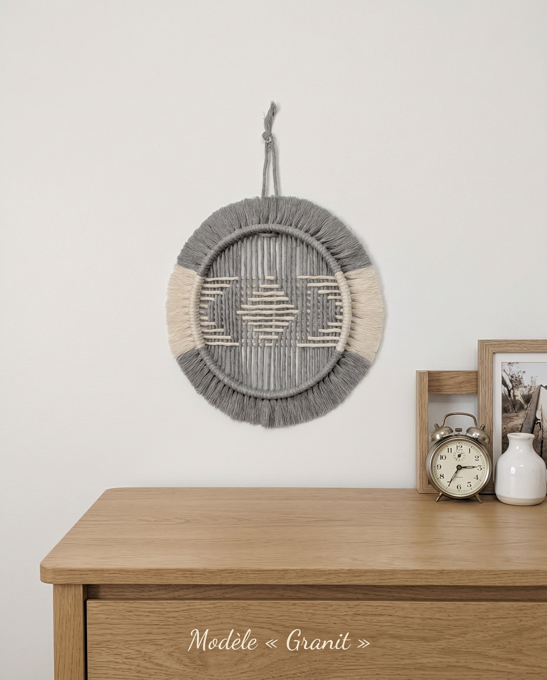 Tissage mural rond en macramé Granit coloris naturel et gris 7,5 pouces - Fait main au Québec