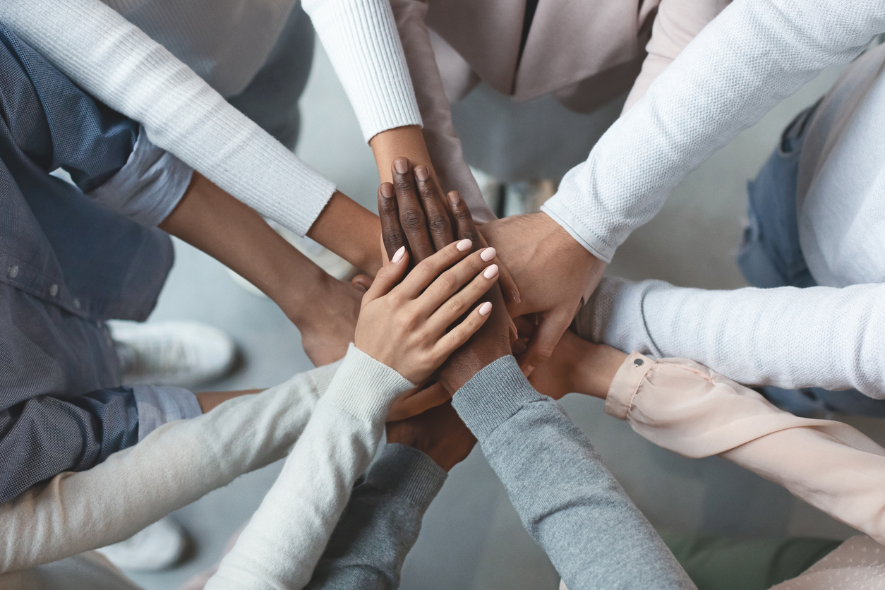 Equipe-mains-iStock-1201215883