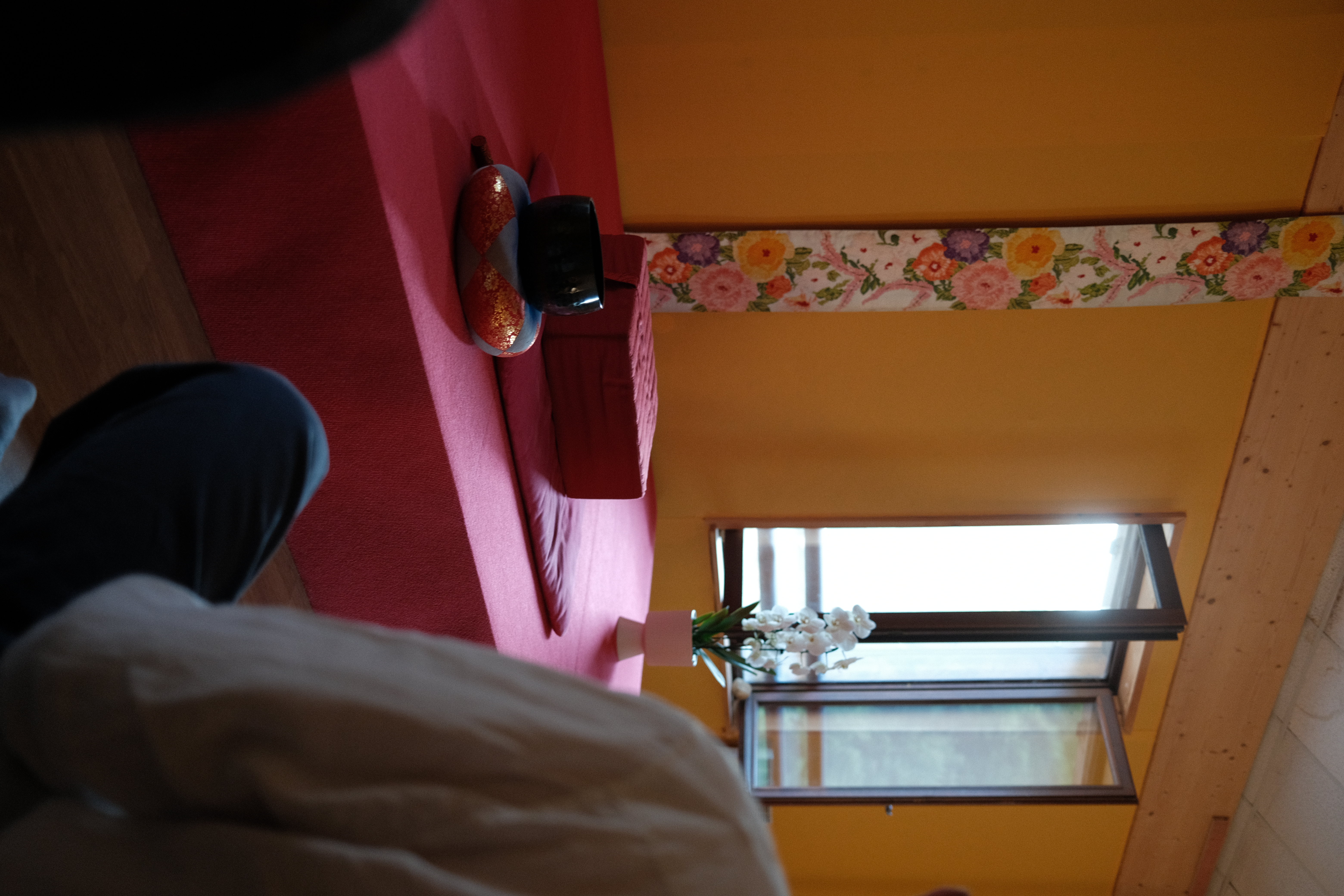 Salle de méditation avec coussin, bol chantant et orchidée