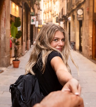 beautiful-young-woman-sightseeing beautiful-young-woman-sightseeing