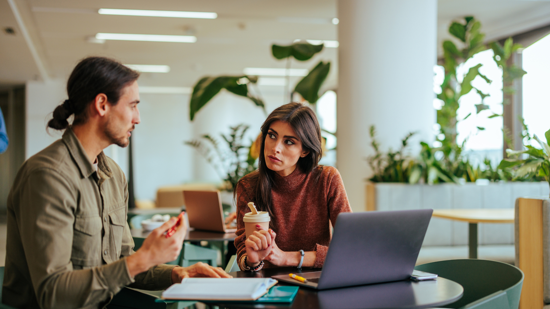 Dirigeant de PME pratiquant l’écoute active avec son équipe.
