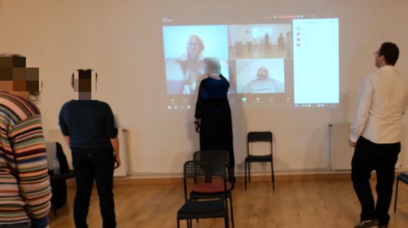 Trois personnes participent à une constellation familiale de groupe en le faisant à distance sur zoom. Trois personnes participent à une constellation familiale de groupe en le faisant à distance sur zoom.
