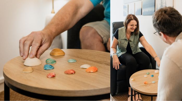 Constellation familiale individuelle où la cliente utilise des coquillages pour représenter sa famille et la problématique à résoudre