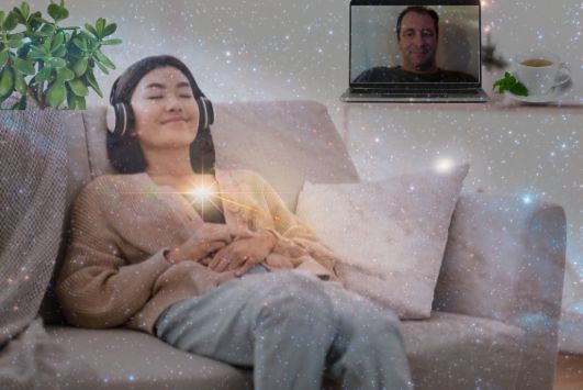 Une femme reçoit un soin quantique à distance guidé par Gael Huchet Enaud via zoom.