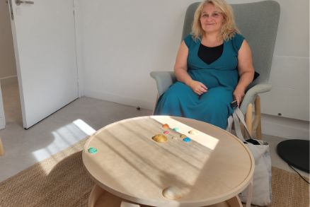 Cliente qui reçoit l'accompagnement de Gael Huchet Enaud thérapeute transgénérationnel à Pau
