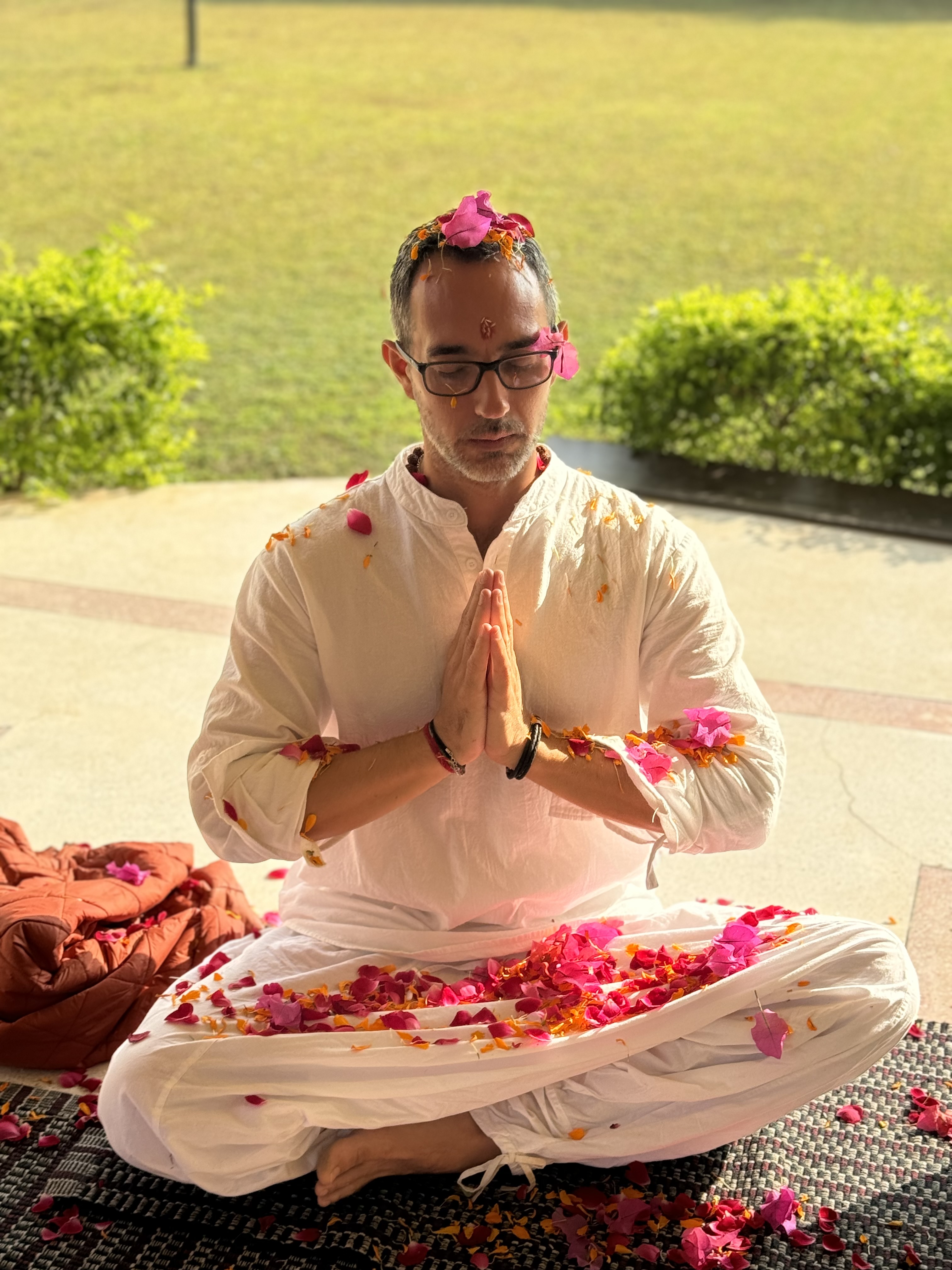 Grégory Tejaswi au cours d’une cérémonie en Inde