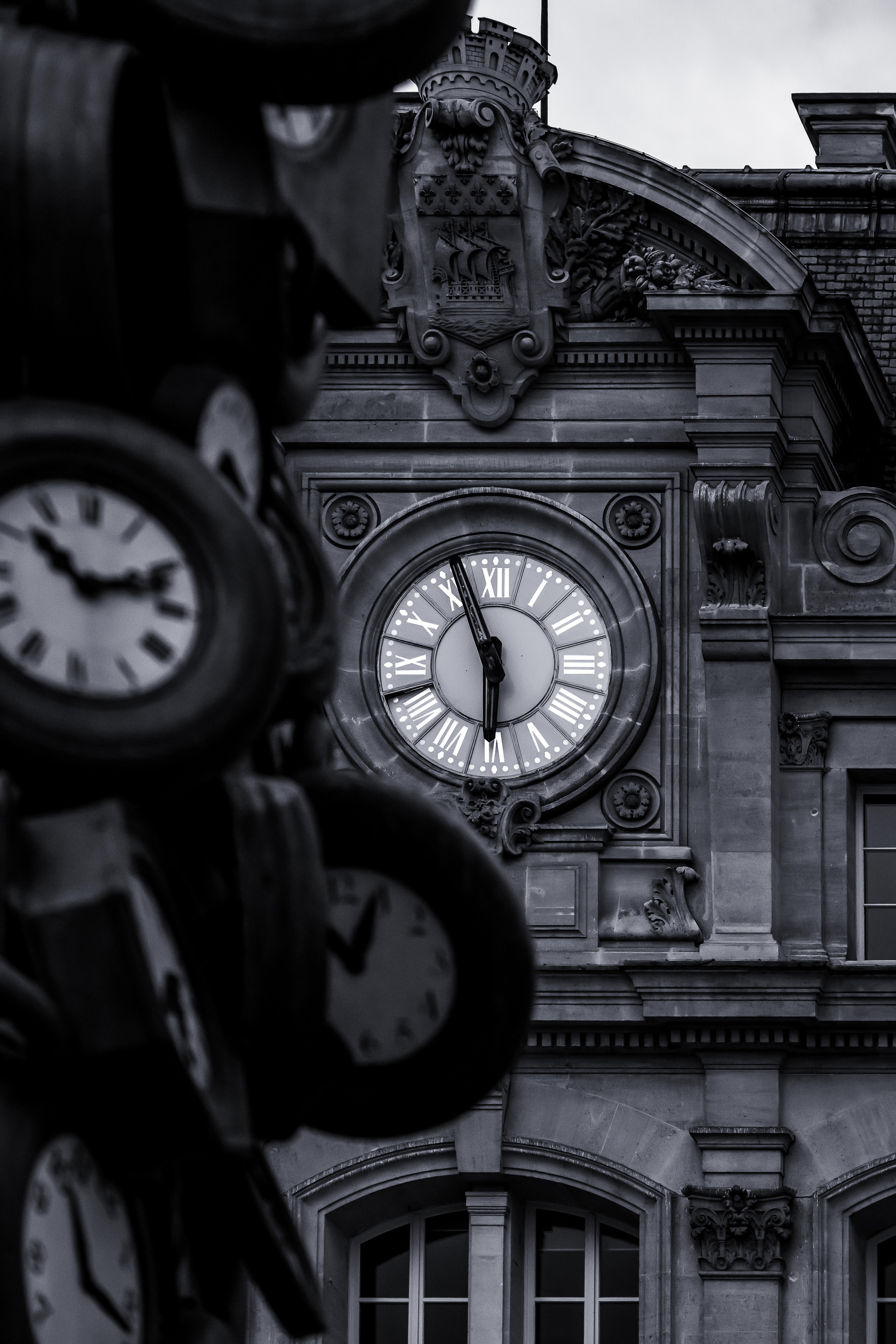 Les%20horloges%20de%20la%20gare%20Saint-Lazarre%20basse%20def(1)