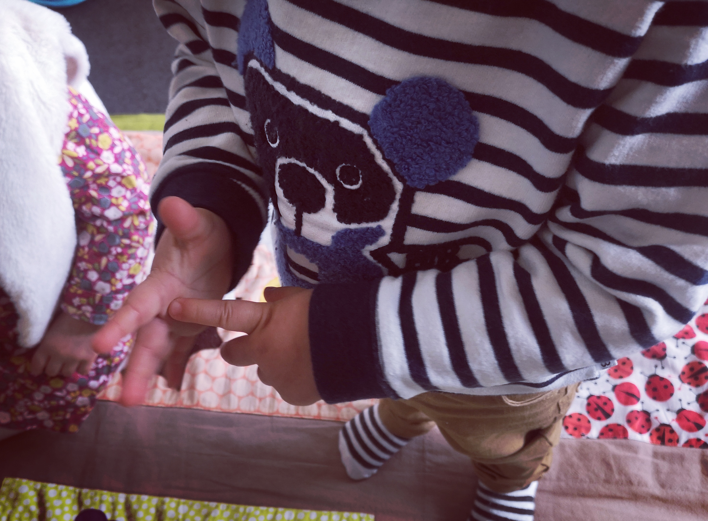 Communication gestuelle avec bébé : un adulte associe les signes aux mots du quotidien