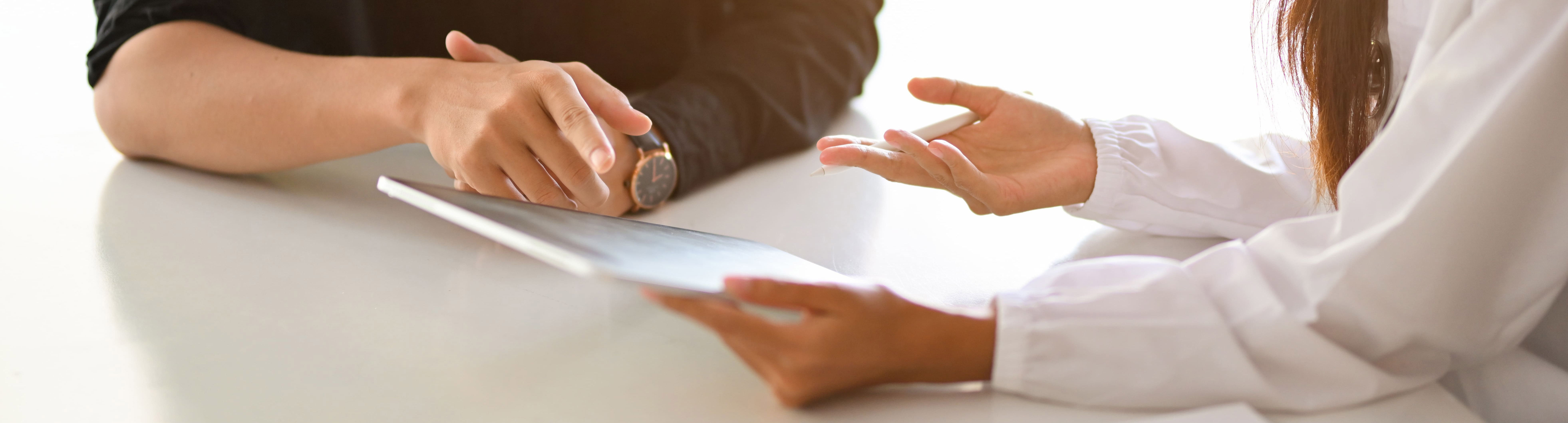 section-mediane-d-une-femme-tenant-un-telephone-portable%20(1)%20copie