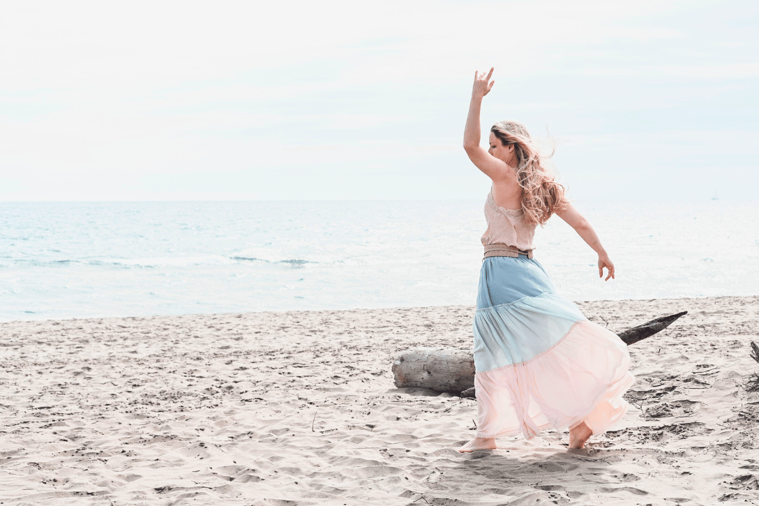 femme joyeuse devant l'océan