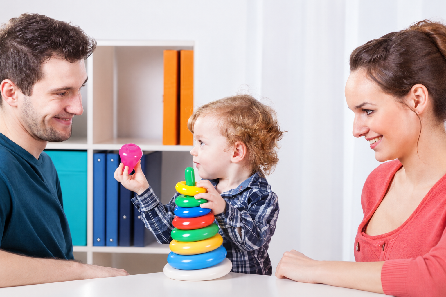 Un parent joue avec son enfant