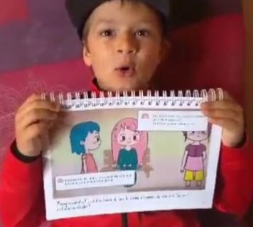 Ethan 8 ans découvre l'histoire avec l'album imprimé par les soins de ses parents Ethan 8 ans découvre l'histoire avec l'album imprimé par les soins de ses parents