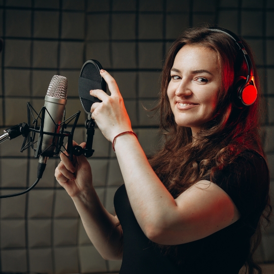 Personne avec micro et casque