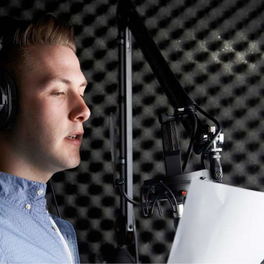 Personne enregistrant dans un studio