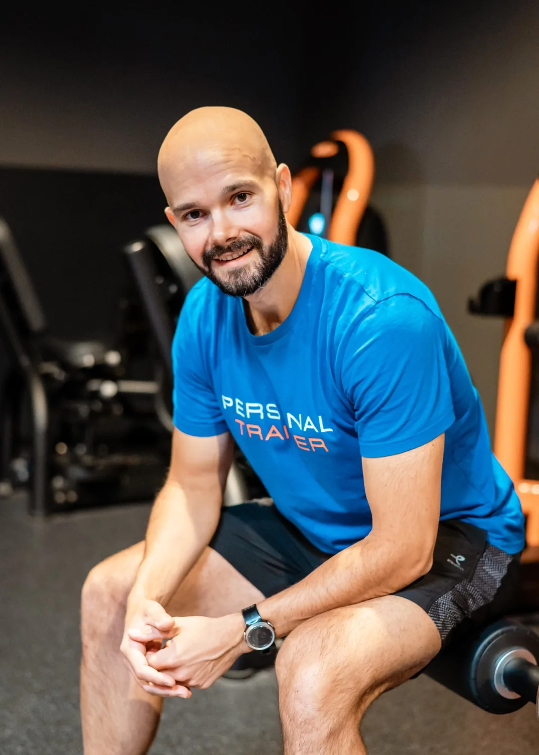Portrait souriant de Thibault Marhic dans sa salle de sport à Quimper