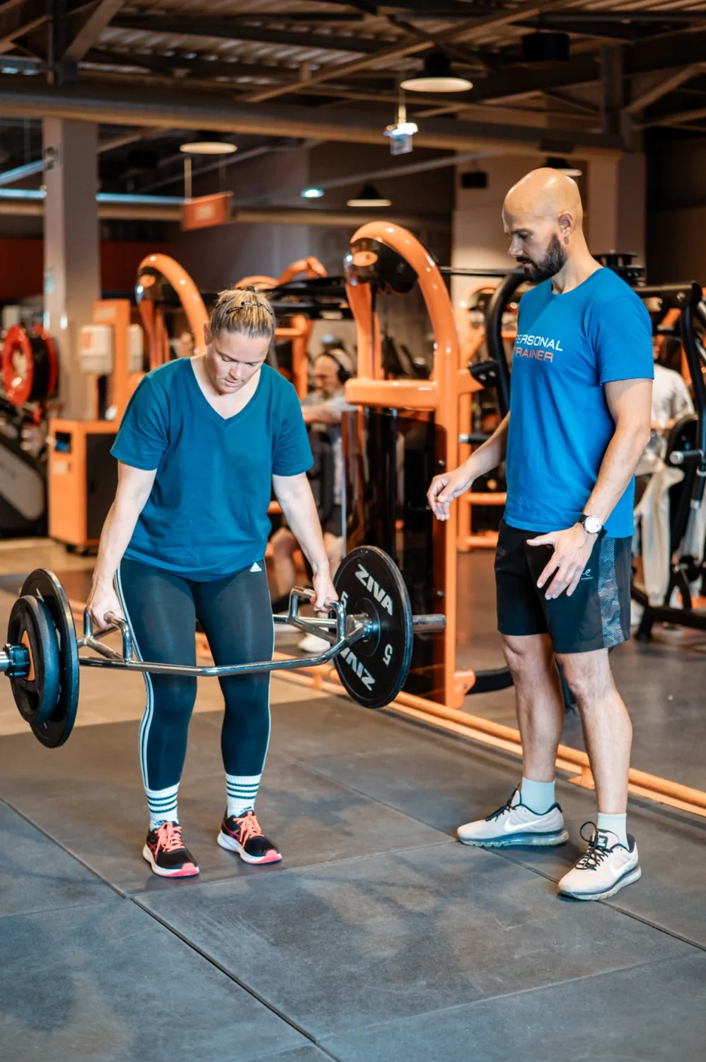 Thibault Marhic accompagne une cliente en salle de sport à Quimper