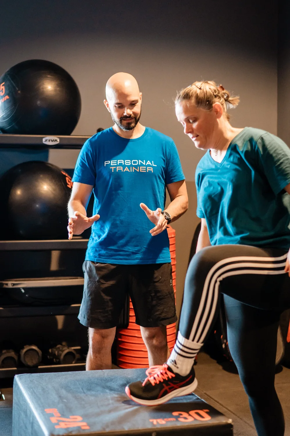 Thibault Marhic guide une cliente lors d'un exercice sur step