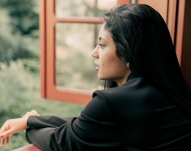 IMG_Femme_Regard_LointainV3