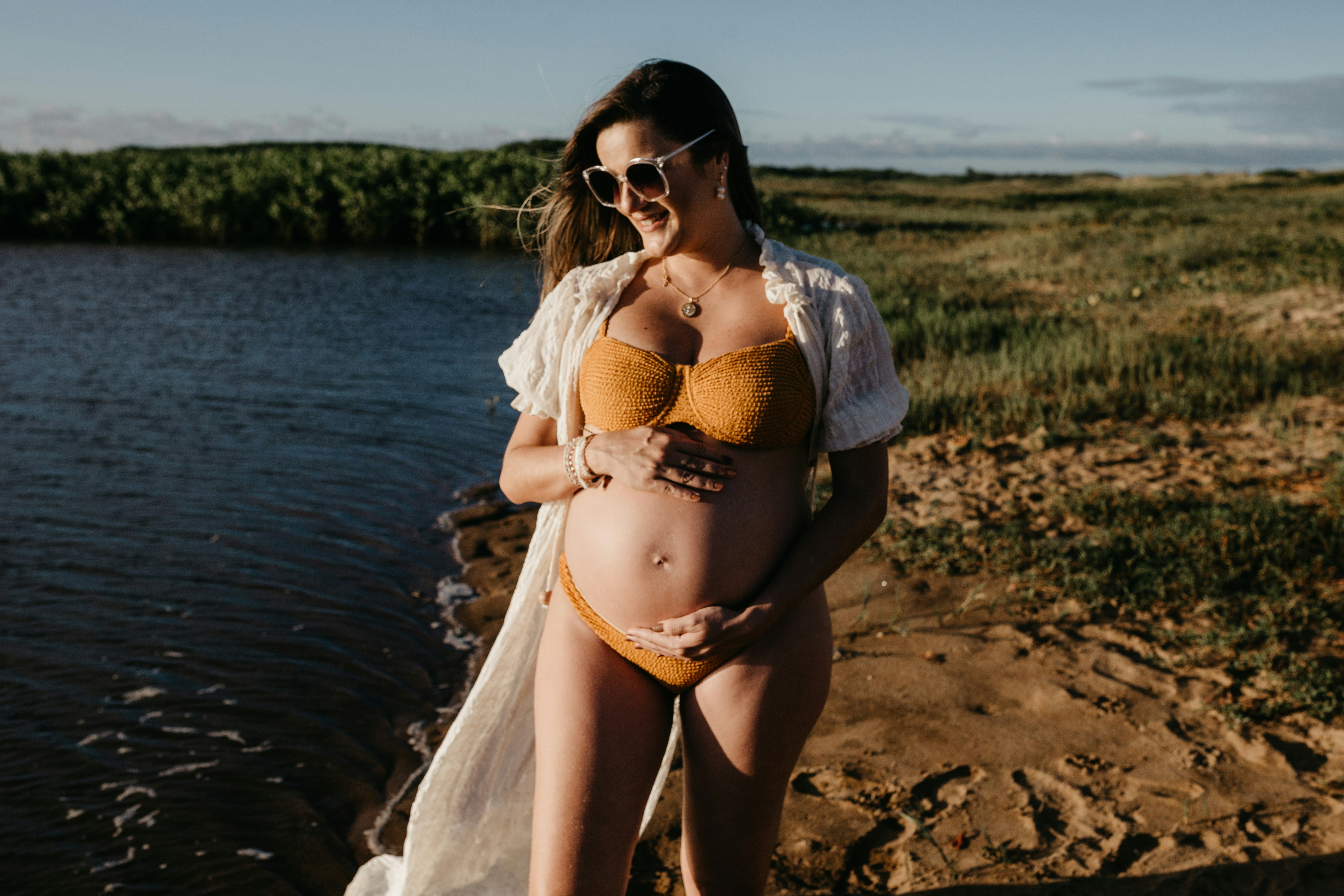 Femme enceinte sereine en ete