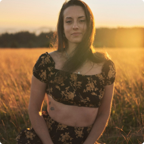 Logo%20d'immobilier%20avec%20carr%C3%A9%20bleu%20et%20blanc