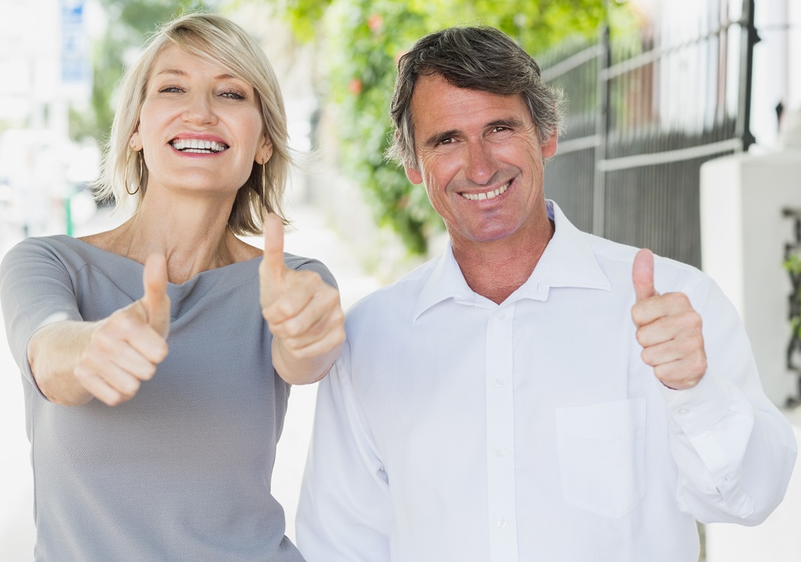 portrait-couple-with-thumbs-up