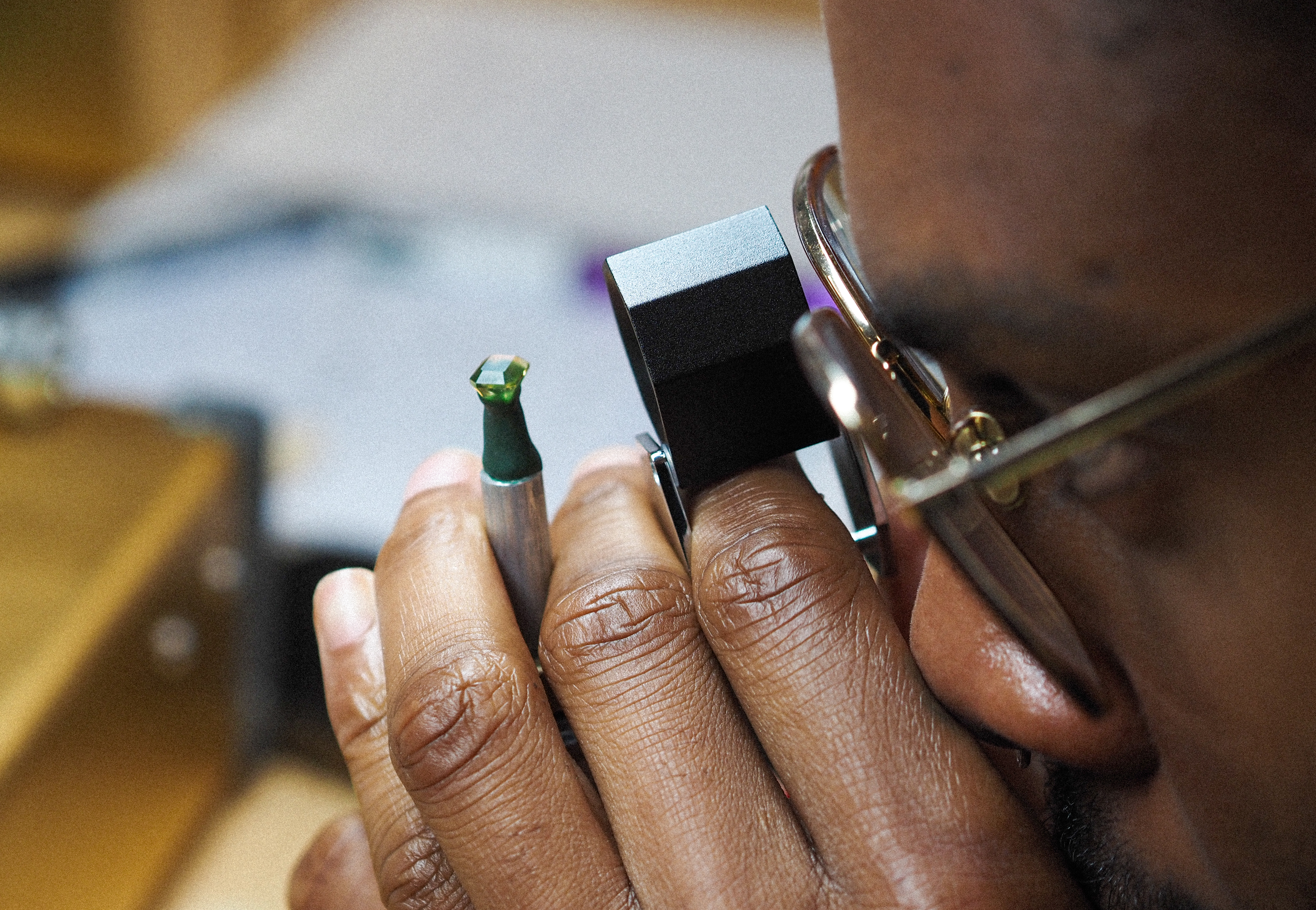 Observation à la loupe d'une pierre facettée