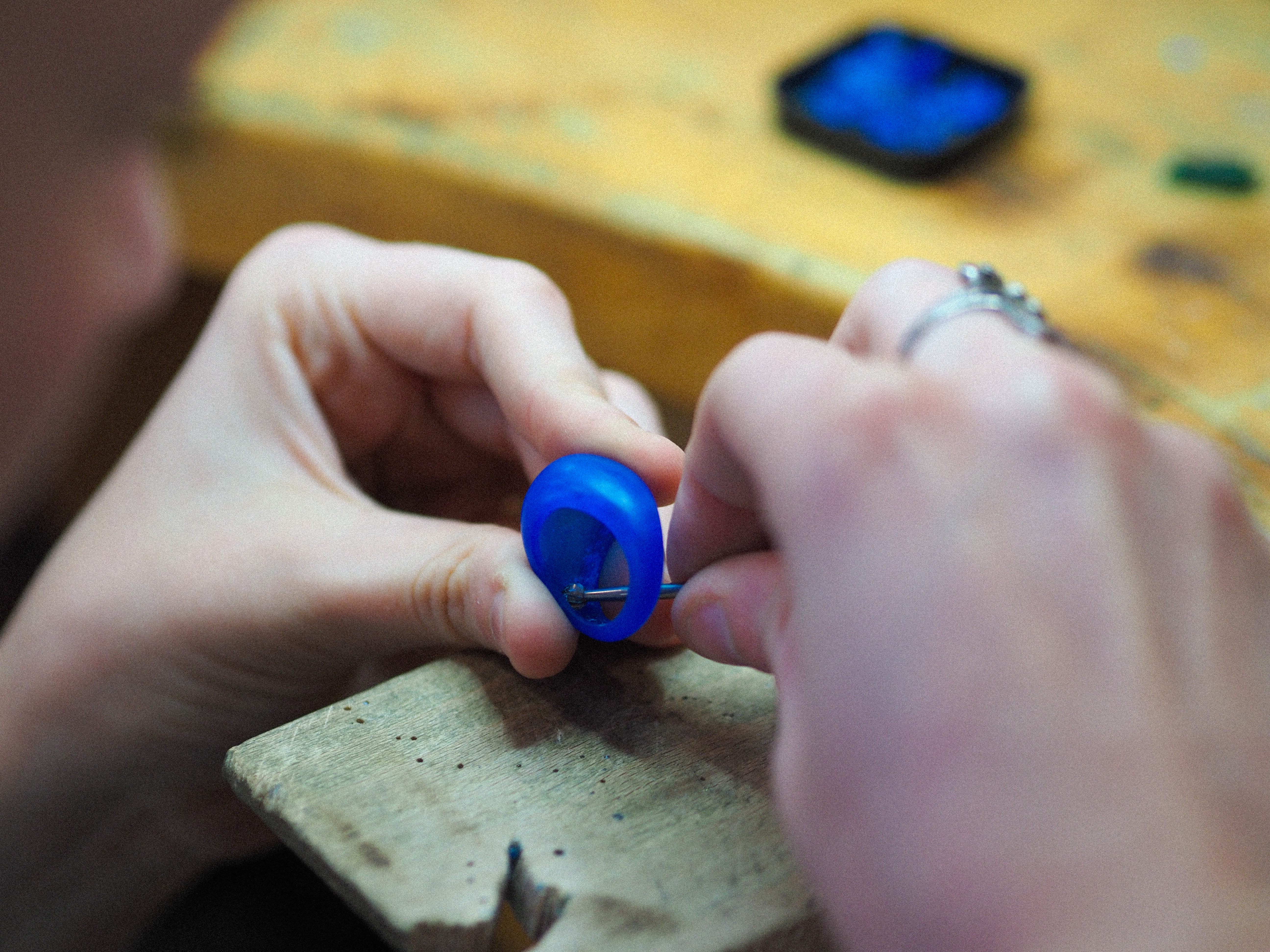 Personne en train de sculpter une cire verte