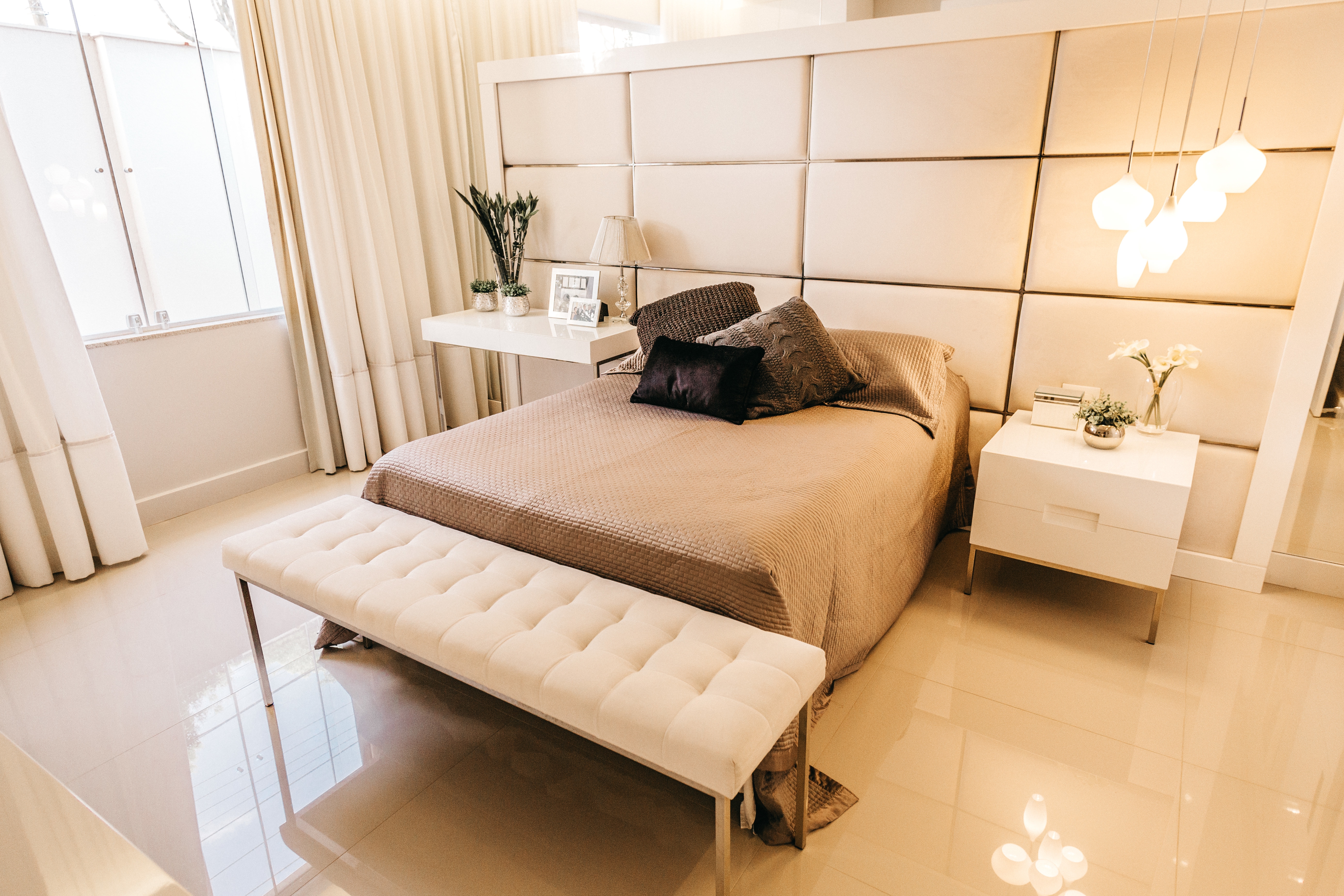 prise-de-vue-en-grand-angle-d-une-chambre-avec-des-trucs-interieurs-dans-des-tons-beiges