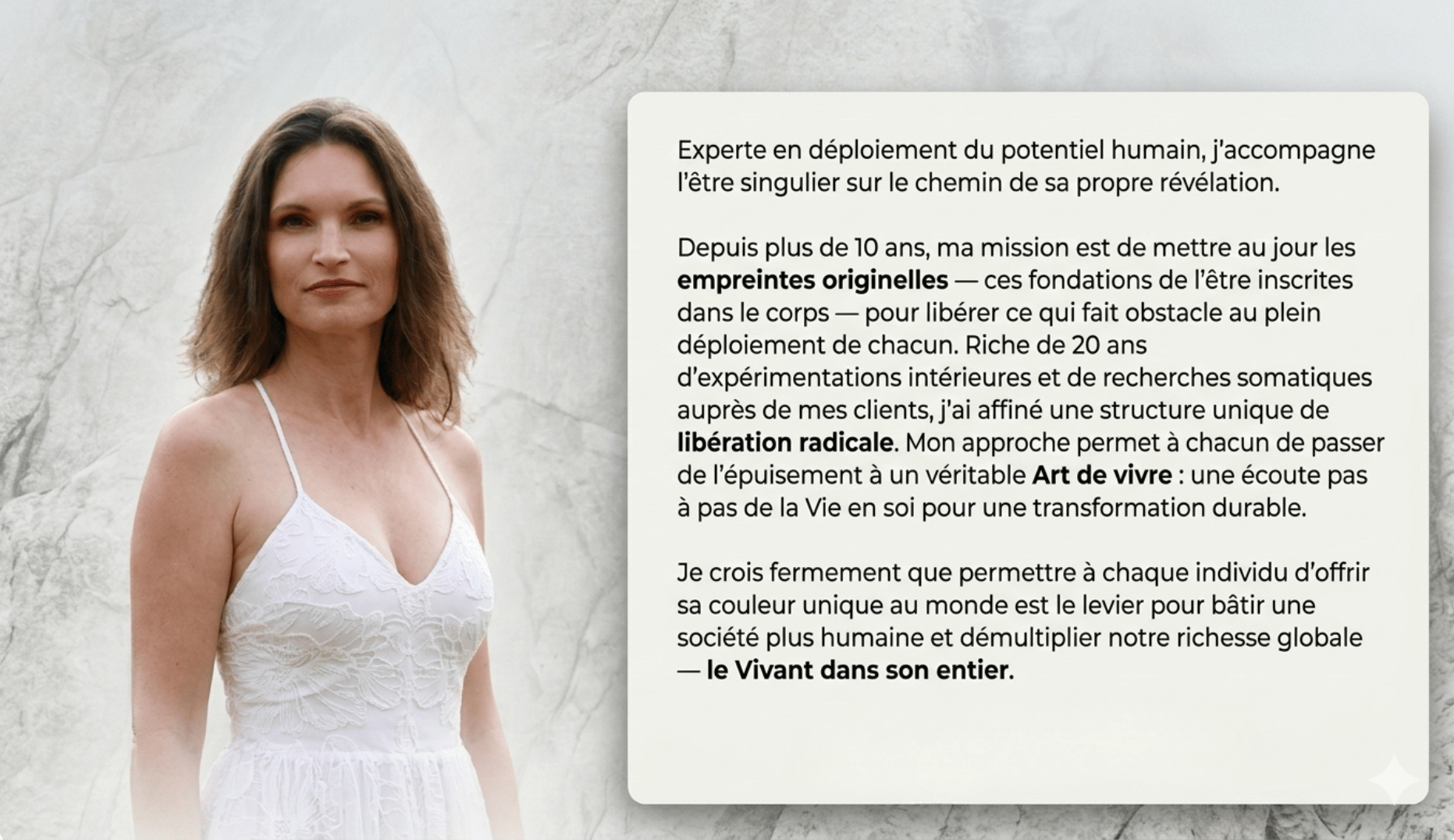 Sandra, fondatrice de la méthode VIVRE et experte en déploiement du potentiel, incarnant une posture de leadership conscient et souverain.