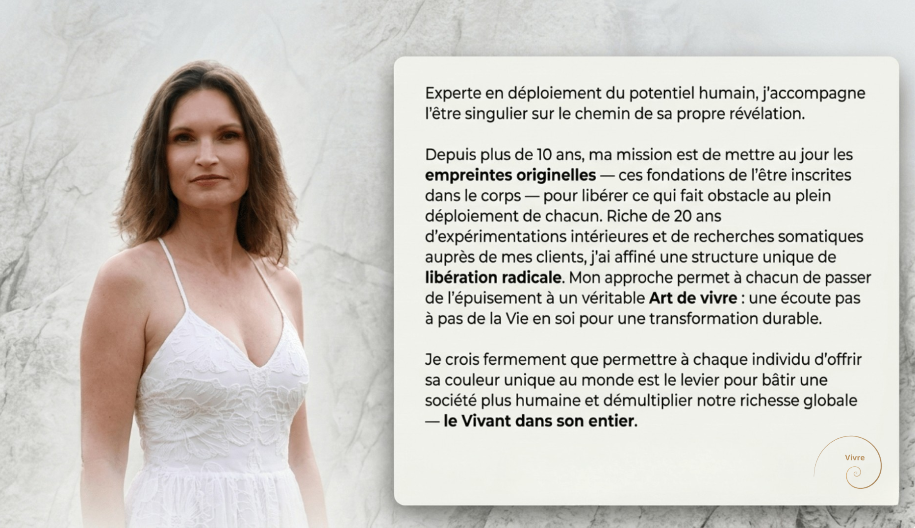 Sandra, fondatrice de la méthode VIVRE et experte en déploiement du potentiel, incarnant une posture de leadership conscient et souverain.