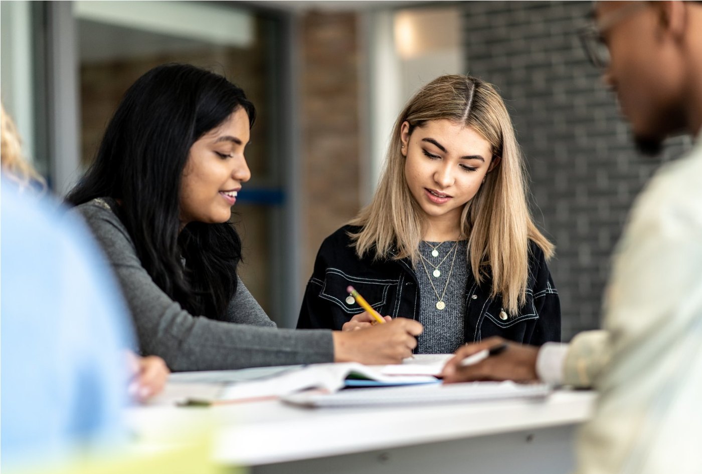 Élèves au travail dans une salle de cours Sciences Pro