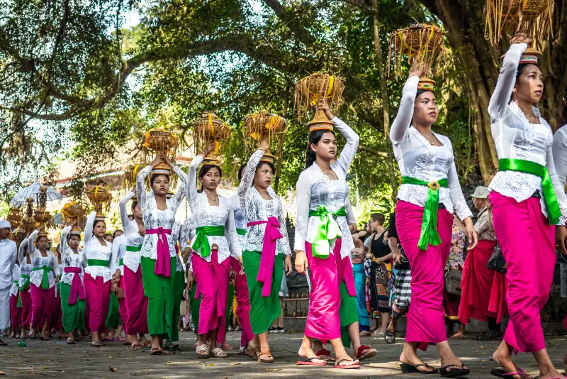 bali-indone%CC%81sie-septembre-femmes-de-balinese-dans-des-ve%CC%82tements-traditionnels-sur-une-grande-ce%CC%81re%CC%81monie-tirta-ce%CC%81le%CC%80bre-empul-127853565 bali-indone%CC%81sie-septembre-femmes-de-balinese-dans-des-ve%CC%82tements-traditionnels-sur-une-grande-ce%CC%81re%CC%81monie-tirta-ce%CC%81le%CC%80bre-empul-127853565