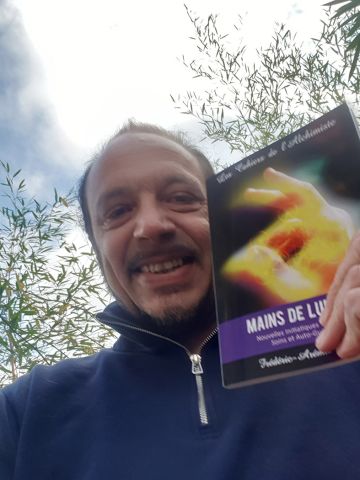 Mains-delumiere-arrive__360x480